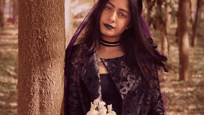 Korzetové šaty v punkovom štýle – kombinácia gotickej elegancie s charakterom rebelky