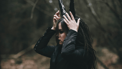 Vesta ako javiskový kostým – gotická elegancia na doskách divadla