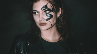 Gotické nohavice so širokými nohavicami – návrat do 90. rokov.