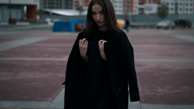 Ako si vybrať gotický kabát na zimu – sprievodca štýlmi a tkaninami